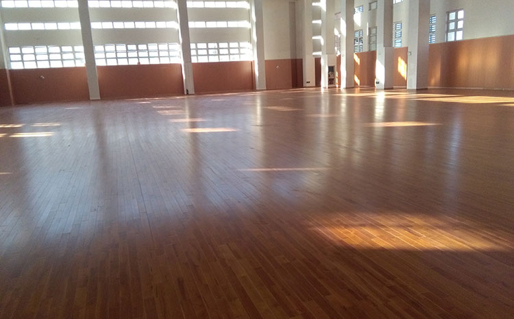 橡膠木體育地板的防潮膜有哪些作用？