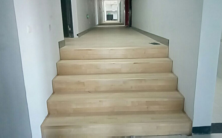 專業(yè)運(yùn)動木地板結(jié)構(gòu)各層分類詳解