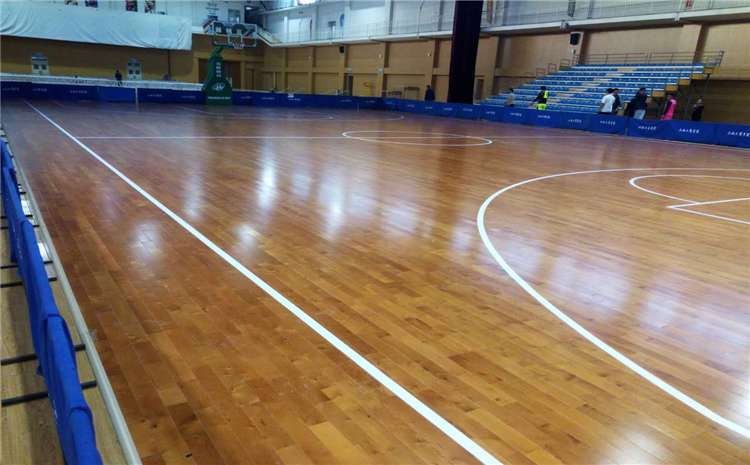 楓樺木木地板籃球館價(jià)格是多少錢(qián)？