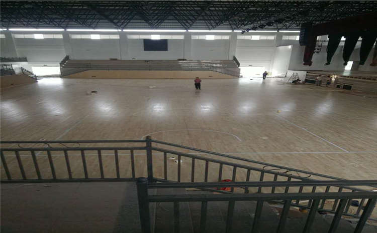 學(xué)?；@球場地木地板翻新施工