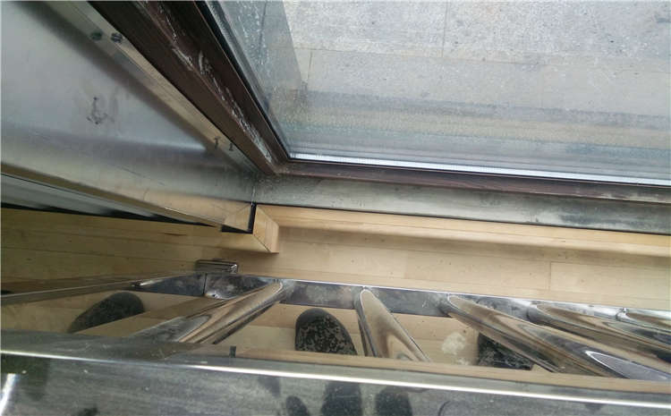 楓木風雨操場地板造價是的多少？