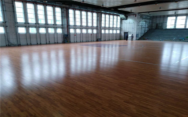 室內(nèi)體育館實(shí)木地板價(jià)格是多少？