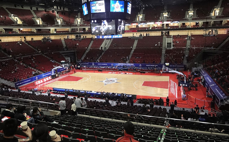 體育木地板變色的鍋誰來背？