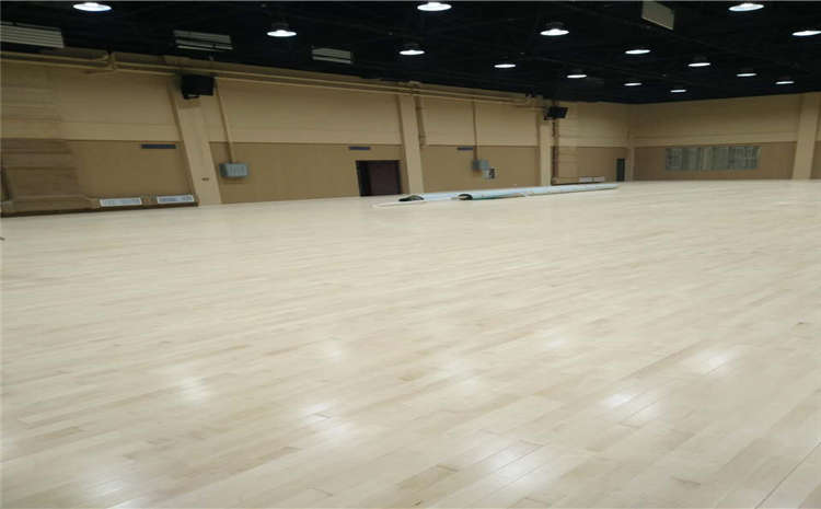 籃球館運動木地板為什么會出現(xiàn)板邊破損現(xiàn)象？