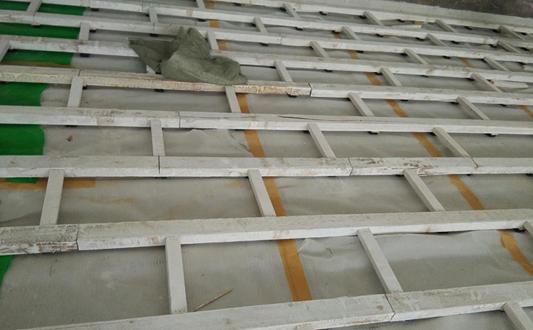 羽毛球館運(yùn)動(dòng)木地板踢腳線的安裝流程