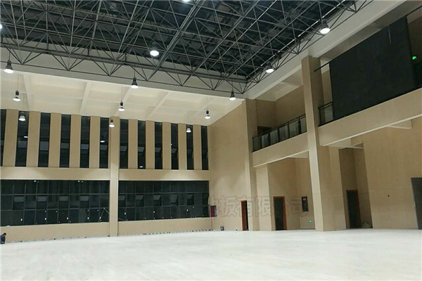 四川瀘州市敘永縣城西實(shí)驗(yàn)學(xué)校運(yùn)動(dòng)木地板鋪設(shè)工程案例-3