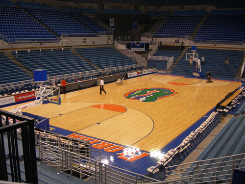  建造一個籃球館的成本是多少錢？