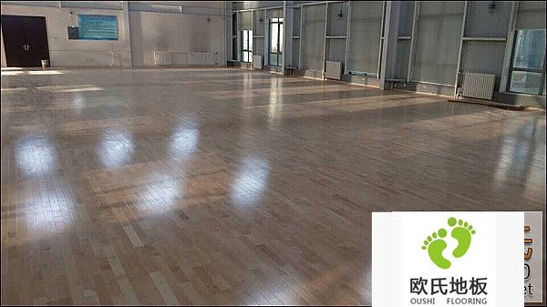 體育木地板上漆后易出現(xiàn)的問題