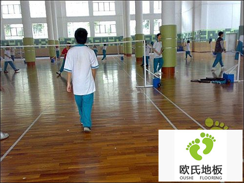 如何選擇高品質(zhì)的籃球館地板廠家