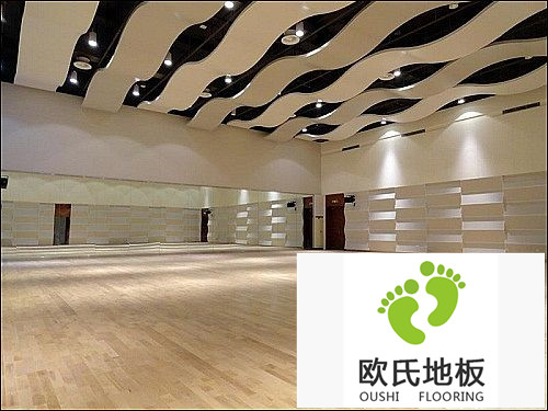 選擇體育場館木地板時不能過分追求它的外觀