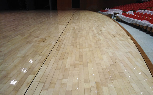 看看安裝非專業(yè)體育館木地板后果有多嚴重